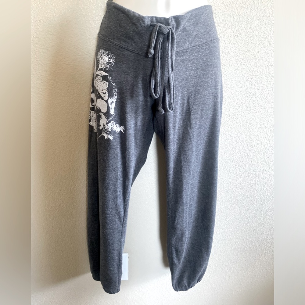 NWOT Gray 3/4 length lightweight drawstring joggers with floral skull design